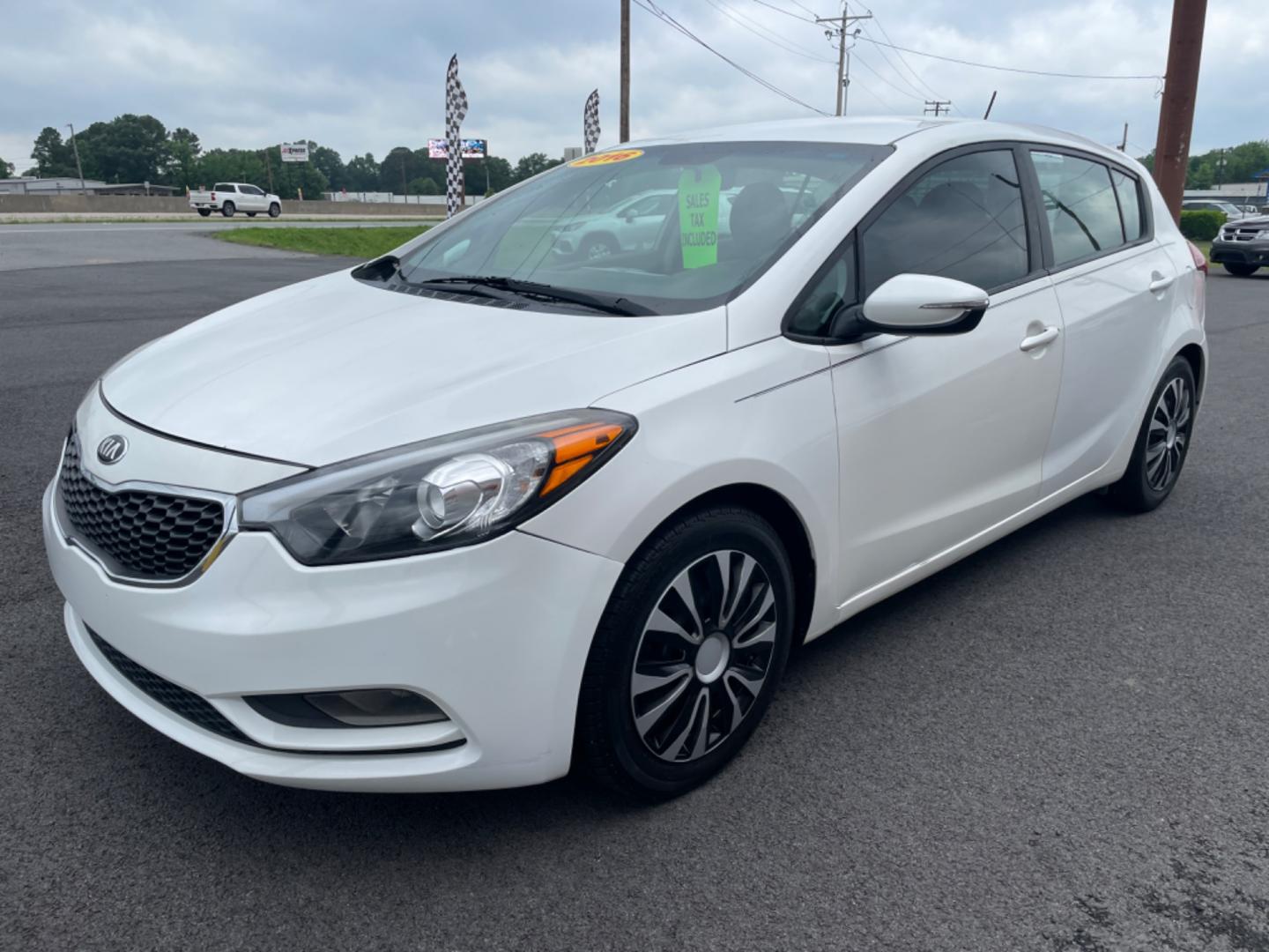 2016 White Kia Forte5 (KNAFK5A86G5) with an 4-Cyl, GDI, 2.0 Liter engine, Auto, 6-Spd w/Sportmatic and Active ECO System transmission, located at 8008 Warden Rd, Sherwood, AR, 72120, (501) 801-6100, 34.830078, -92.186684 - Photo#3